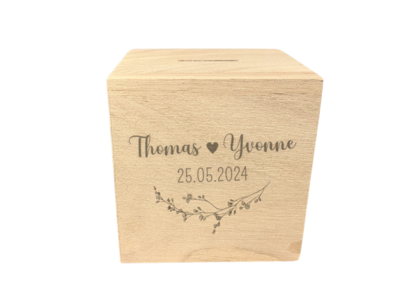 Spaarpot hout naam en trouwdatum ontwerp 1