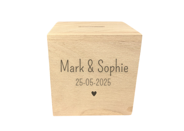 Spaarpot hout naam en trouwdatum ontwerp 2