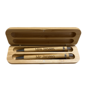 Gepersonaliseerde Mr & Mrs pennen strakke letters in luxe houten pennendoos